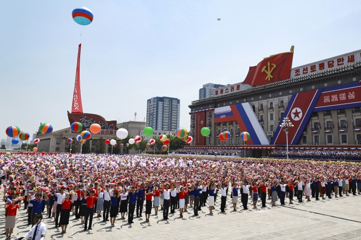 2024년 6월 19일 수요일 북한 평양 김일성광장에서 열린 블라디미르 푸틴 러시아 대통령, 김정은 북한 국무위원장과 공식 환영식에 북한 주민들이 참석하고 있다. 블라디미르 스미르노프