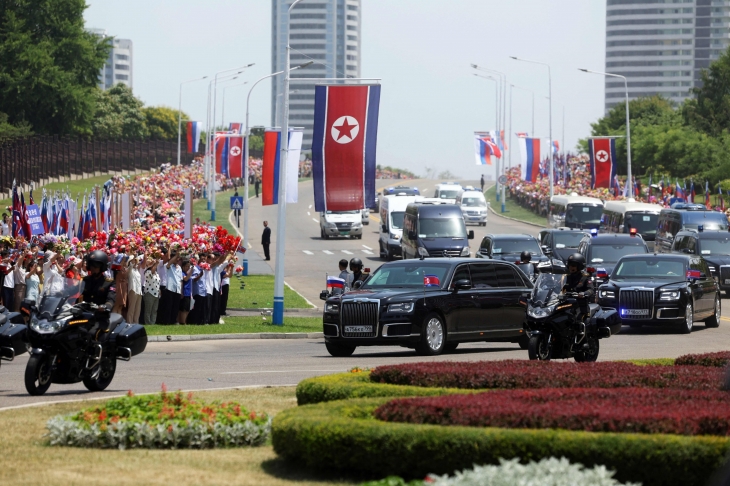 러시아 국영방송 스푸트니크가 배포한 이 풀 사진에서 2024년 6월 19일 평양 김일성 광장에서 열린 환영식에서 호송차량이 북한 김정은과 블라디미르 푸틴 러시아 대통령을 수송하고 있습니다. 러시아 대통령 블라디미르 푸틴이 6월 19일 새벽 북한에 착륙했다고 크렘린궁이 밝혔습니다. 러시아가 우크라이나에서 전쟁을 계속하는 동안 두 핵 무장 국가 간의 국방 관계를 강화하기 위한 방문을 시작했습니다. 사진 가브릴 그리고로프