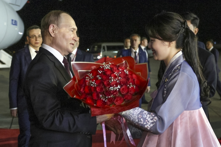 평양공항에 착륙해 북한 여성으로부터 환영 꽃다발을 받는 푸틴 러시아 대통령. 2024.06.19 AP뉴시스