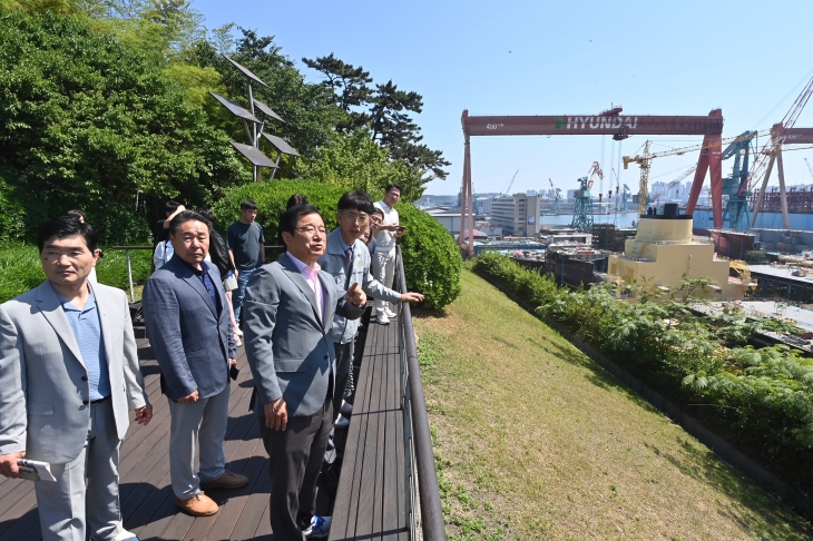 이현재(왼쪽 세 번째) 시장이 18일 하남문화재단 대표이사를 포함한 간부들과 HD현대중공업을 방문 조선소를 둘러보고 있다. 하남시 제공