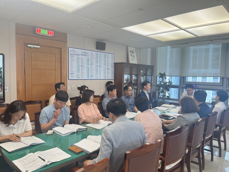 서울 성동구 팝업스토어 태스크포스(TF)팀이 매뉴얼 제작 회의를 하고 있다. 성동구 제공