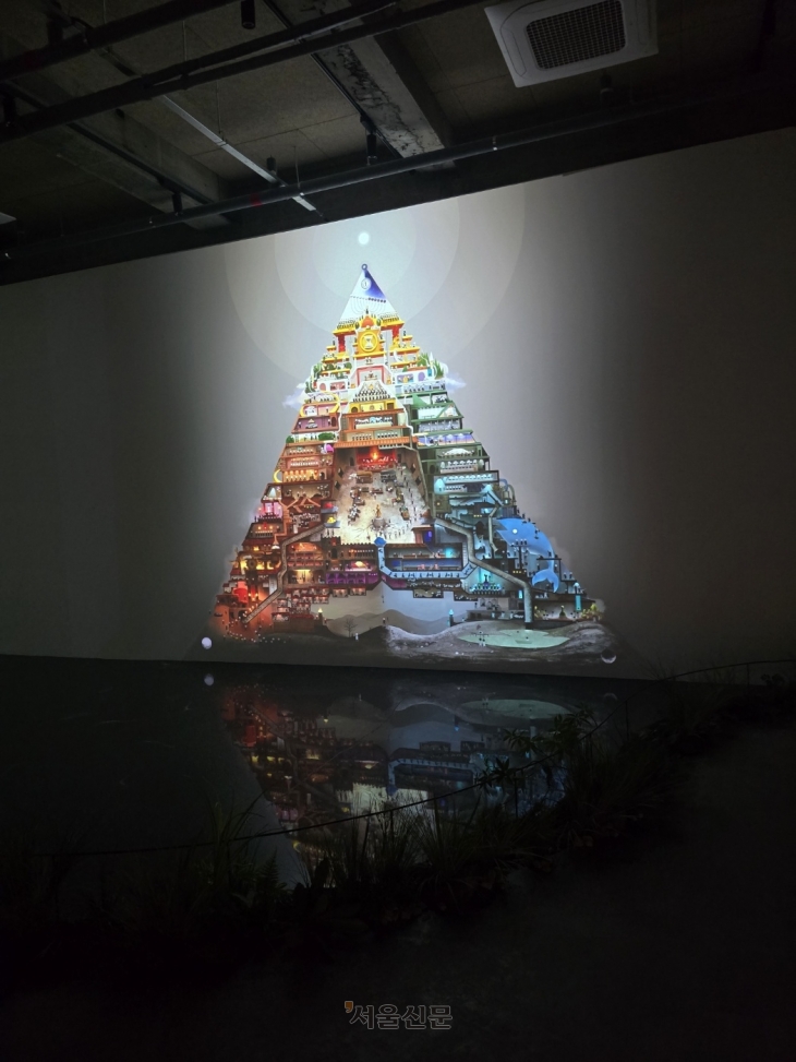 에릭 오 감독의 ‘오페라’ 전시 버전. 인류 문명의 장구한 역사를 기계처럼 정교하게 돌아가는 거대한 피라미드로 형상화했다.