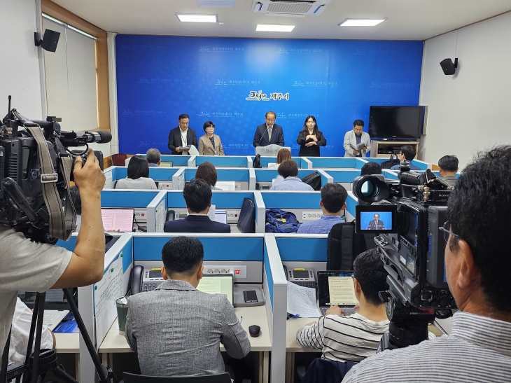 강병삼 제주시장이 20일 시청 기자실에서 2025 제주들불축제 기본계획을 공개하고 있다. 제주시 제공