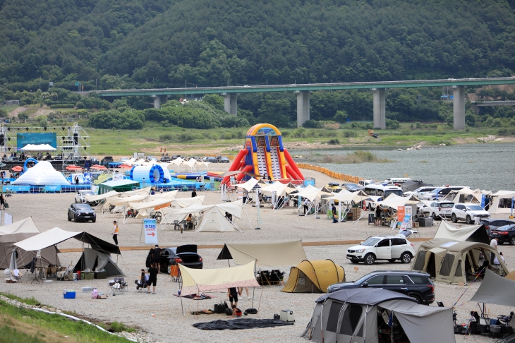 지난 15일 강원 인제군 남면 빙어호 일원에서 ‘2024 인제 캠프 레이크 페스티벌’이 열려 관광객들이 캠핑을 즐기고 있다. 기사와 직접적인 관련 없음. 2024.6.15 연합뉴스