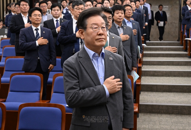 이재명 더불어민주당 대표가 20일 국회에서 열린 의원총회에 찹석해 국민의례를 하고 있다. 2024.6.20 안주영 전문기자