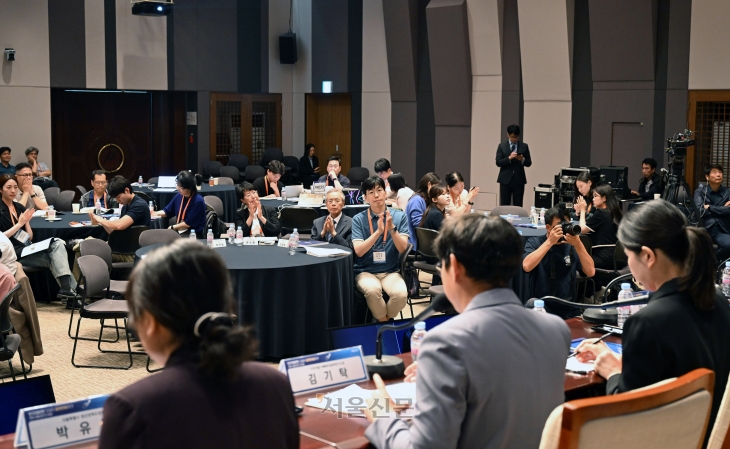 20일 서울 중구 한국프레스센터에서 열린 2024 서울신문 인구포럼에서 패널들이 토론을 벌이고 있다. 도준석 전문기자