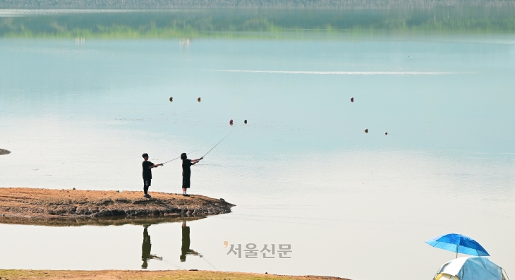 경북 칠곡의 낙화담(지천지)을 찾은 낚시 커플이 힘차게 캐스팅을 하고 있다. 낙화담은 초보자들이 낚시하기 좋은 여건을 갖춰 흔히 ‘신병훈련소’라 불린다.