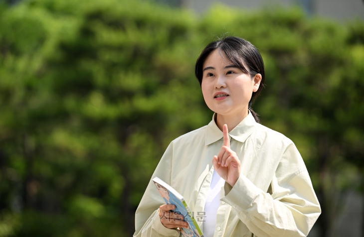 지난 18일 초록이 한창인 서울 중구 한국프레스센터 앞 서울마당에서 본지 신춘문예 출신 조은비 작가가 동화집 ‘사랑은 초록’에 대해 이야기하고 있다. 도준석 전문기자