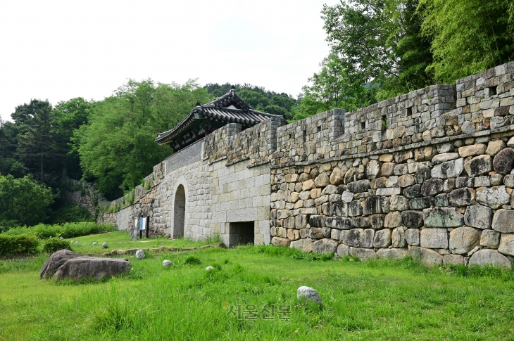 가산산성 진남문.