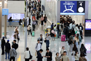 thumbnail - “연예인은 따로 출국하세요”…전용 출입문 만든다던 인천공항 결국 철회