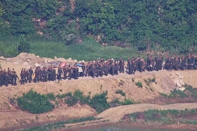 북한군 어제 또 DMZ 작업중 군사분계선 침범…軍 경고사격에 북상