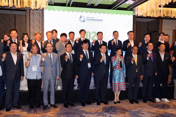 전남세계관광문화대전에서 ‘전라남도·태국정부관광청·장흥군’ 3자가 참여하는 업무협약을 체결했다. 업무협약에는 김영록 전남지사, 타빠니 끼얃파이분 태국정부관광청장, 김성 장흥군수 등이 참석했다.