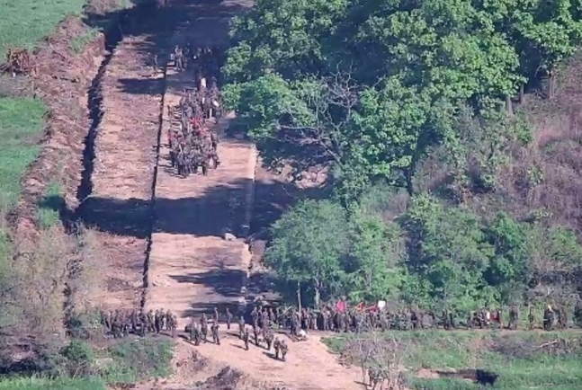 비무장지대(DMZ) 내 군사분계선(MDL) 인근에서 작업 중인 북한군 모습. 연합뉴스