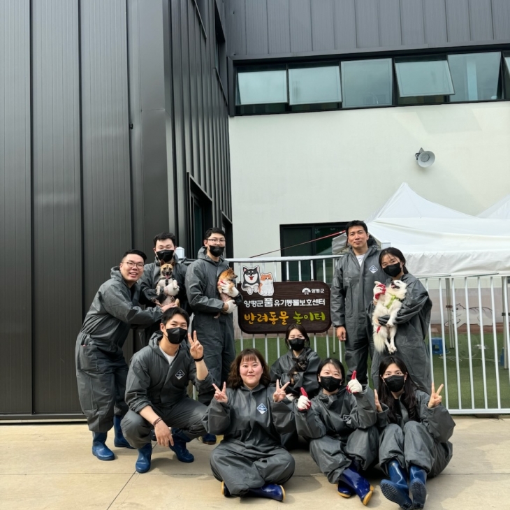경기도시장상권진흥원은 20일 양평군에 있는 ‘품 유기동물보호센터’에서 유기견 봉사활동을 했다. (경상원 제공)