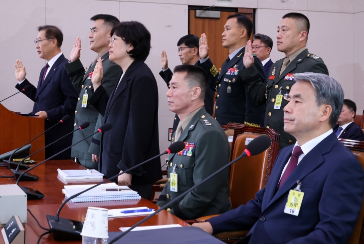 증인선서를 거부한 이종섭 전 국방부 장관(오른쪽 부터), 임성근 전 해병대 1사단장이 21일 오전 국회 법제사법위원회에서 열린 ‘순직 해병 진상규명 방해 및 사건은폐 등의 진상규명을 위한 특별검사 임명법’(채상병특검법)에 대한 입법청문회에서 자리에 앉아 있는 동안 박성재 법무부 장관(왼쪽부터), 박정훈 전 해병대 수사단장, 유재근 전 국방부 법무비서관 등이 일어서서 증인선서를 하고 있다.  연합뉴스