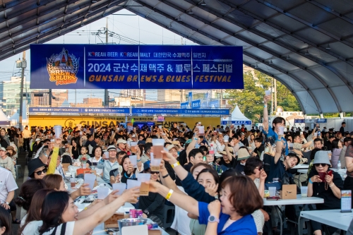 전북 군산 근대역사박물관 일원에서 열린 ‘군산 수제맥주 &amp; 블루스 페스티벌’ 첫날 시민들이 축제를 즐기고 있다. 군산시 제공