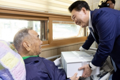 [포토] 윤석열 대통령, 6·25 참전 유공자에 ‘영웅의 제복’ 선물