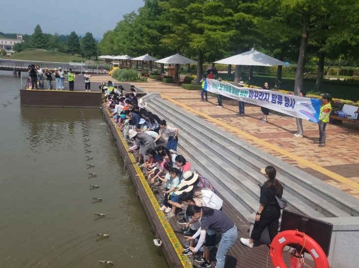 전남 순천시 미꾸라지 방류 행사 모습. 순천시 제공