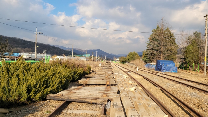 철도시설 개량공사가 한창인 교외선 양주시 장흥면 일영역 앞.