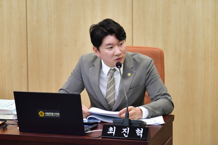 질의하고 있는 최진혁 서울시의회 주택공간위원회 위원