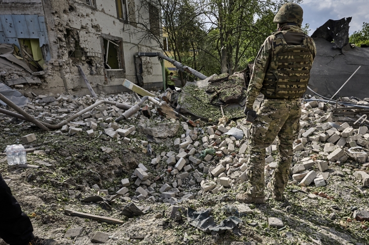 23일(현지시간) 우크라이나 북동부 하르키우 한 학교가 러시아  폭격에 맞아 폐허가 된 모습이다. 현장을 수색하는 우크라이나 군이 서 있습다. 하르키우 EPA 연합뉴스