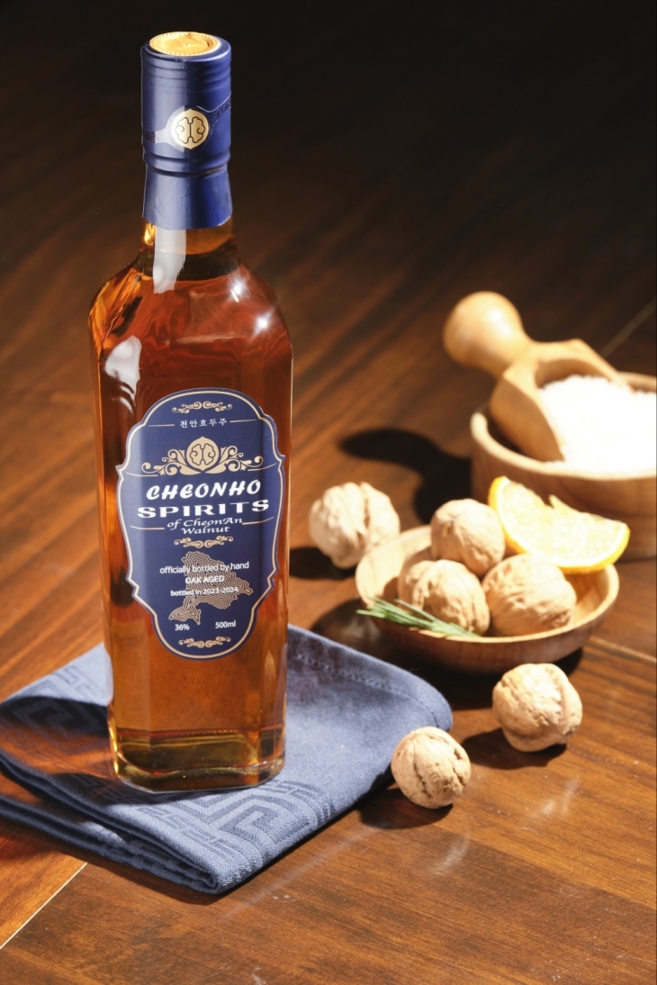 ‘2024 충남술 톱 텐’ 증류주 부문에 선정된 프리미엄 천안호두주. 천안시 제공
