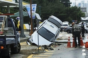 “도로 울퉁불퉁”… 상수도관 파열로 생긴 ‘씽크홀’에 택시 빠져