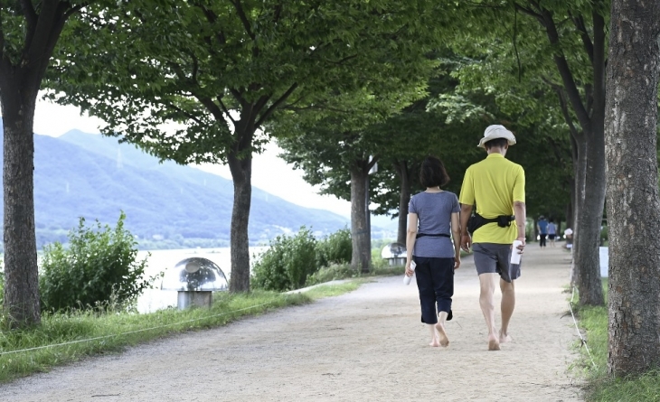 하남시는 미사 한강 모랫길에 CCTV 8대와 재난안전방송과 음악을 송출하는 스피커 등을 설치하는 공사를 7월 말까지 완료할 계획이다. 사진은 명품 맨발 걷기길 . 하남시 제공