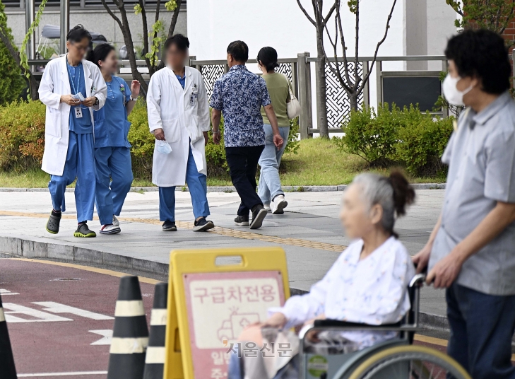 24일 서울 종로구 서울대병원에서 의료진들이 이동하고 있다. 지난 17일부터 무기한 휴진을 이어온 서울대 의대·병원 교수들은 지난 21일 투표를 통해 휴진을 중단하기로 결정하고 오늘부터 복귀해 정상 진료를 시작했다. 오장환 기자