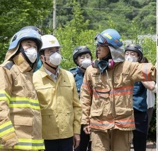 김동연 경기도지사는 24일 ‘화성 전곡해양산단 일차전지 공장 화재’ 현장에서 소방 관계자들과 대화를 나누고 있다. (김동연 경기도지사 SNS)