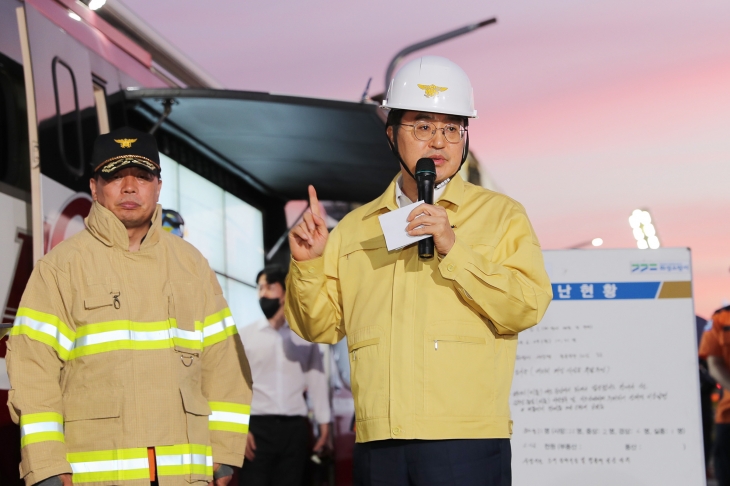 김동연 지사는 24일 저녁 8시경 화성시 서신면 사고 현장에서 경기도의 사고 수습과 후속 대책에 대해 기자들에게 설명하고 있다. (경기도 제공)