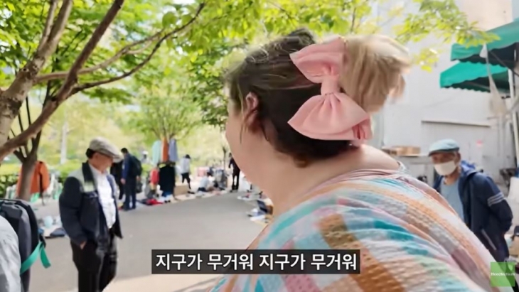 미국 여성 제나가 한 한국 남성으로부터 다이어트를 하지 않으면 ‘지구가 무겁다’는 이야기를 들으며 자리를 떠나는 모습. 유튜브 채널 ‘희철리즘’ 캡처