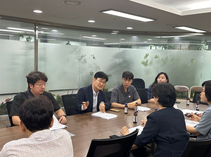 지난 24일 서울시의회 간담회장에서 회의 중인 김용일 의원