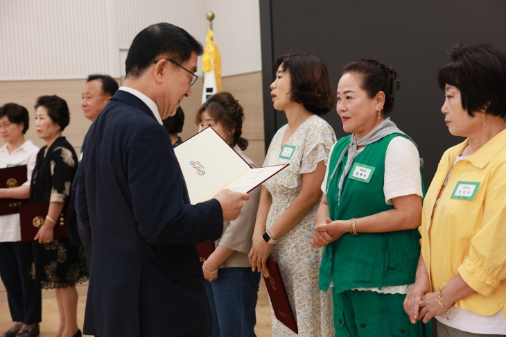 문헌일(왼쪽) 서울 구로구청장이 ‘2024년 상반기 모범구민 표창 수여식’에서 표창장을 수여하고 있다. 구로구 제공