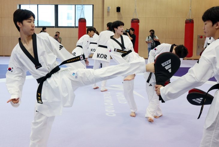 한국 태권도 국가대표 박태준, 이다빈, 서건우, 김유진이 2024 파리올림픽 개막을 한 달 앞둔 25일 충북 진천국가대표선수촌에서 열린 태권도 미디어데이에서 훈련하고 있다. 진천 뉴스1