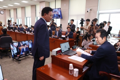 국회 정상가동 첫날부터 6분만에 파행·고성…돌아온 정치코미디