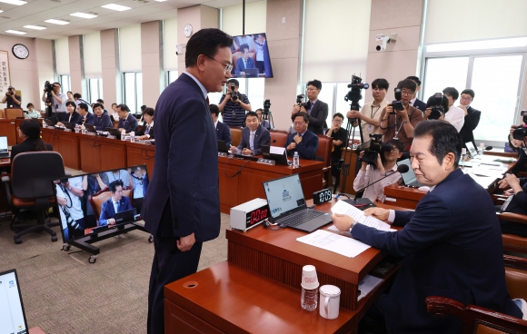 국회 정상가동 첫날부터 6분만에 파행·고성…돌아온 정치코미디