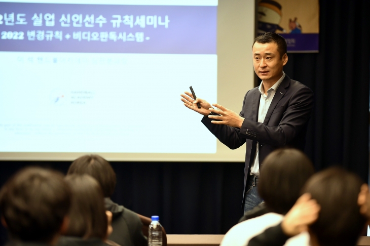 오는 7월부터 한국인으로는 유일하게 이석 한국핸드볼연맹 심판본부 차장이 국제핸드볼연맹(IHF) 경기감독관으로 활약하게 된다. 사진은 2022년 국제심판이기도 한 이 차장이 선수들을 대상으로 규칙 변경 관련 설명을 하는 모습. 한국핸드볼연맹 제공