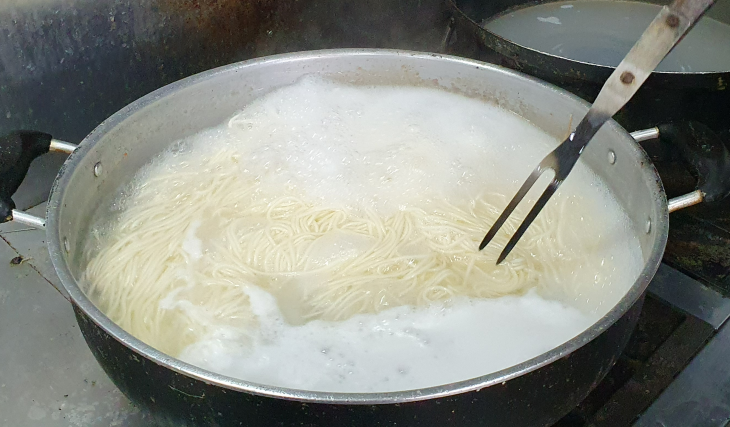 제주시내 고기국수 맛집으로 소문난 주방에서 국수를 삶고 있다. 사진은 기사와 무관.