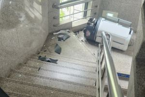 성실했던 공무원이 어쩌다…“로봇 주무관, 계단서 뛰어내려 파손”