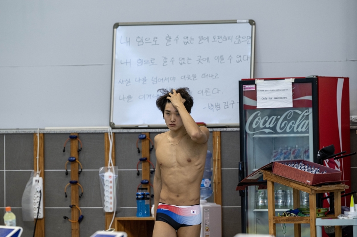 한국 수영 국가대표 김우민이 26일 충북 진천국가대표선수촌에서 열린 2024 파리올림픽 D-30 미디어데이에서 훈련하고 있다. 진천 박지환 기자