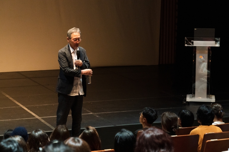 지난 25일 서울 마포구 마포아트센터 소극장에서 이태호 명지대 미술사학과 석좌교수가 ‘달항아리와 김환기’라는 제목으로 강연을 펼치고 있다. 마포문화재단 제공