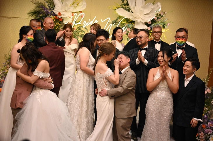 홍콩에서 지난 25일 동성 커플 10쌍이 합동결혼식을 올린 모습. 미국 유타주에 있는 목사가 주례를 맡아 영상통화를 통해 이 결혼식을 주재했다. 2024.6.26 AFP 연합뉴스