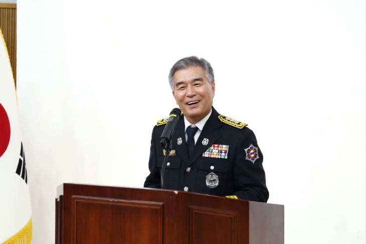 지난 26일 강남소방서로부터 명예소방관으로 위촉된 김현기 의장이 소감을 밝히고 있다.