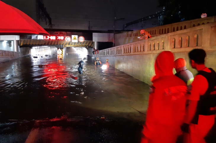 지난 2020년 많은 비가 내린 부산 동구 초량동 부산역 인근 제1지하차도에 출동한 소방대원들이 구조작업을 벌이고 있다. 이곳에 갇혔던 60대가 병원에 이송됐으나 숨졌다. 2020.7.24 부산소방재난본부 제공