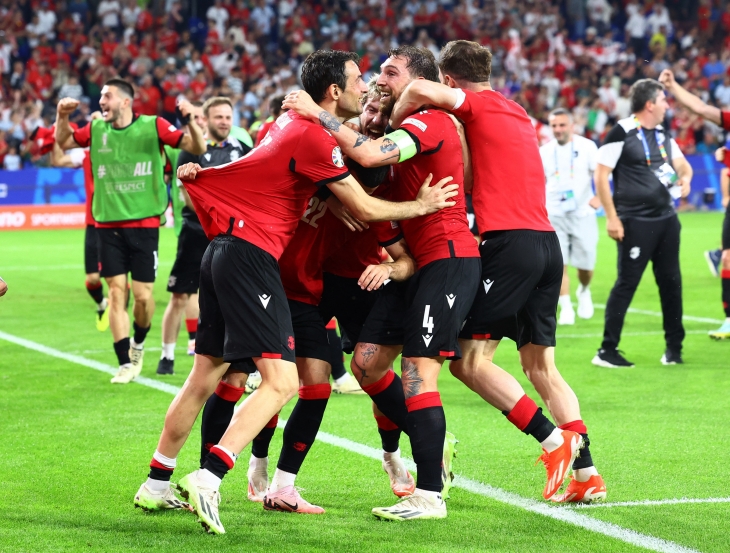 조지아 선수들이 27일 유로 2024 조별리그에서 포르투갈을 2-0으로 꺾고 극적으로 16강에 진출한 뒤 서로 얼싸안고 기뻐하고 있다. 로이터 연합뉴스