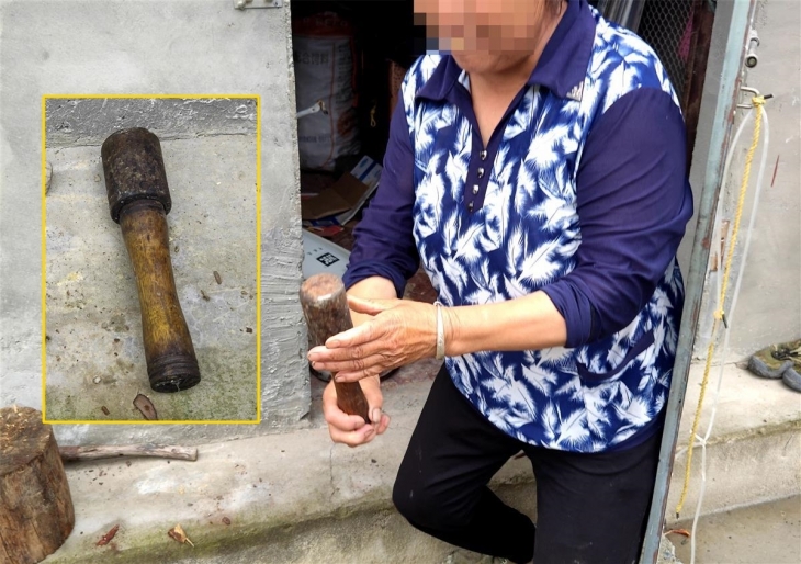 중국 후베이성 샹양시의 90세 할머니가 20년간 망치로 써온 수류탄.  바이두 캡처