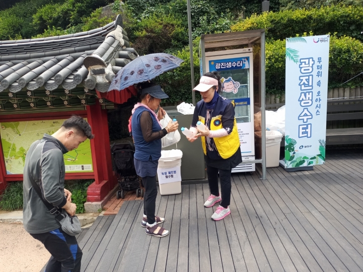 서울 광진구민들이 ‘광진생수터’에서 생수를 받고 있다. 광진구 제공