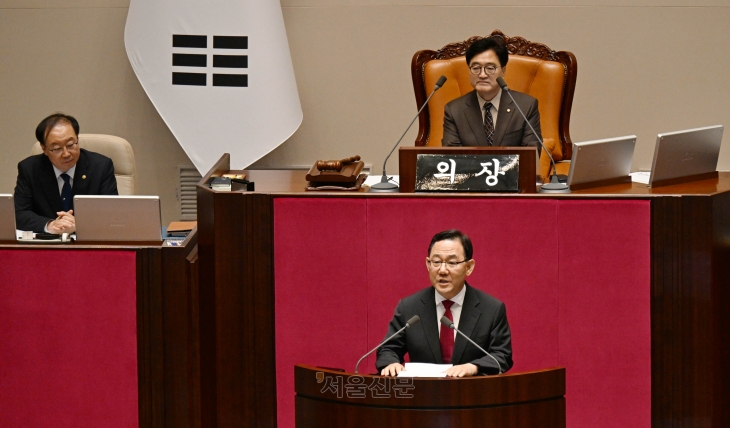 주호영 국민의힘 의원이 27일 국회 본회의에서 여당 몫 국회부의장으로 선출된 뒤 당선 인사를 하고 있다. 주 의원 뒤에는 우원식 국회의장이 앉아있다.  홍윤기 기자