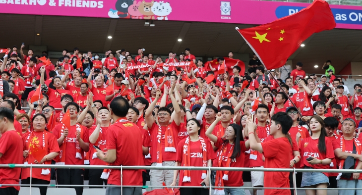 11일 오후 서울 마포구 상암동 서울월드컵경기장에서 열릴 예정인 2026 북중미 월드컵 아시아 2차 예선 조별리그 C조 6차전 대한민국과 중국의 경기에 앞서 중국 축구팬들이 응원을 선보이고 있다. 2024.6.11/뉴스1